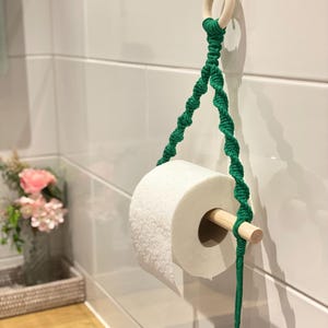 Porta rotolo di carta igienica in macramè verde da parete, accessori per l'arredo bagno in stile boho, arredamento rustico neutro, porta fazzoletti in corda