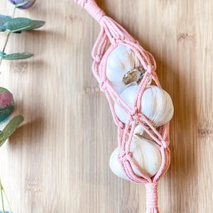 Garlic Keeper Macrame, Eco Friendly Pink Garlic Basket, Cottagecore Kitchen Wall Decor, Garlic Pot, Farmhouse Hanging Storage Bag