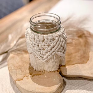Macramé theelichthouder, kleine beige glazen lantaarn, rustieke bloemenvaas geknoopt, decoratieve lamp met glazen potten, rieten houder