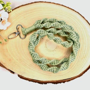 Cordão/chaveiro de macramê, alça de celular estilo boho verde-sálvia, porta-chaves de algodão, porta-crachá de enfermeira para o trabalho, presente para estudante de medicina