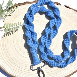 Porte-badge bleu ciel en macramé, Laisse de travail confortable pour carte d'identité, Porte-clé souple bohème, Courroie unique pour téléphone portable, joli tour de cou avec porte-nom