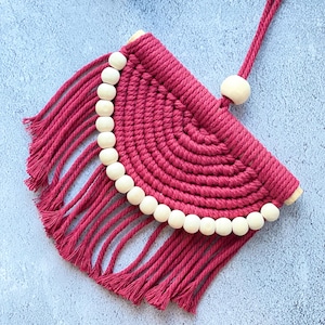 Kleiner Wandbehang, Halbmond-Burgund-Wohndekor, Halbkreis-Fiber-Kunst mit Holzperlen, Schlafzimmer-Türhänger, Mini-Teppich