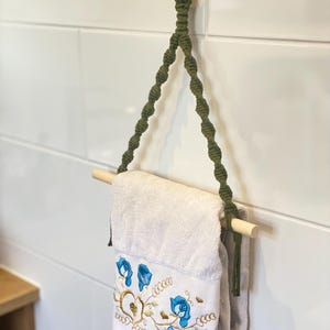 Suporte para rolo de papel de cozinha verde-oliva, cabide para toalhas de chá boho, suporte para toalhas de mão em macramê, barra de pano de rosto em tons pastéis rústicos, dispensador de papel de cozinha