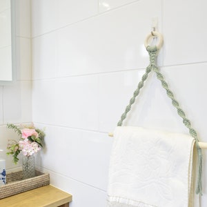 Suporte para papel-toalha verde-sálvia, suporte para toalhas de chá estilo boho, suporte para toalhas de rosto e mãos em macramê, acessório de banheiro rústico em tons pastéis