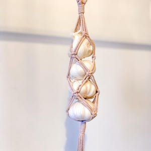 Garlic Keeper Taupe, Macrame Garlic Pouch Basket, Cottagecore Veg Hanger, Cute Garlic Net, Farmhouse Pantry Hanging Storage Bag