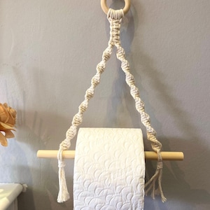 Porta rotolo di carta igienica in macramè da parete, accessori per l'arredo bagno in stile boho, arredamento neutro per la casa in stile fattoria, porta fazzoletti di carta igienica in corda