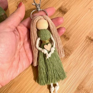 Sage Grün Makramee Puppe Schlüsselanhänger, Boho Auto Schlüsselanhänger, Benutzerdefinierte Schlüsselhalter, niedliches Taschenzubehör, handgefertigter Telefonanhänger, Hen Party Favor