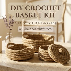 Könnte beinhalten: Ein Set aus drei gehäkelten Jute-Körben in verschiedenen Größen, mit Griffen an den beiden größeren Körben. Ein Korb hat einen Deckel. Der Text auf dem Bild lautet: DIY CROCHET BASKET KIT, Set of 3 Jute Baskets, All-in-one craft box.
