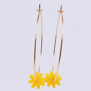 Boucles d&#39;oreilles les CREOLES CHARMS FLEURS, création unique, originales, lookées, jolies, légères, personnalisables