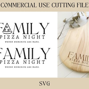 Pu&ograve; includere: Un file di progettazione digitale per un tagliere con il testo "Family Pizza Night Where Memories Are Made." Il design &egrave; mostrato su uno sfondo bianco e su un tagliere di legno.