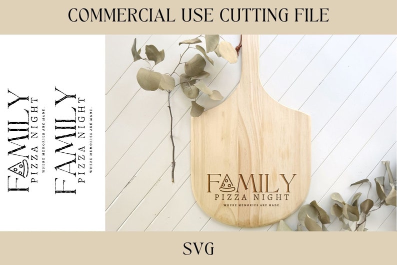 Pu&ograve; includere: Un tagliere di legno con la scritta "Family Pizza Night Where Memories Are Made" incisa su di esso. Il tagliere &egrave; di colore marrone chiaro e ha un manico. Ci sono foglie verdi sulla superficie dietro il tagliere.