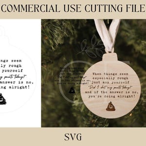 Puede incluir: Un adorno redondo blanco y marrón con el texto "When things seem especially rough just ask yourself "Did I shit my pants today?" and if the answer is no, you're doing alright!" y un emoji de caca.