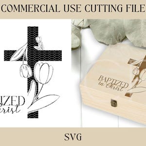 Puede incluir: Un diseño de archivo de corte SVG en blanco y negro de una cruz con tulipes y el texto "Bautizado en Cristo".