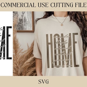 Puede incluir: Una camiseta beige con la palabra "HOME" impresa en texto marrón. El texto está formado por las palabras "made", "body", "to", "stand", "school", "ground", "makes".