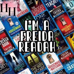 Puede incluir: Un collage de portadas de libros con la autora Freida McFadden. Las portadas son principalmente azules y presentan una cerradura con un ojo mirando a trav&eacute;s de ella. El texto "I'm a Freida Readah" est&aacute; superpuesto en la imagen.