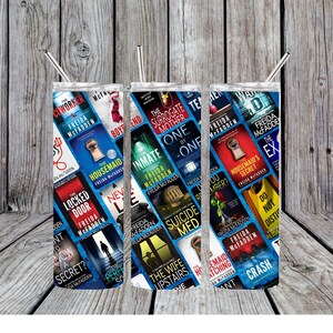 Puede incluir: Tres vasos de acero inoxidable con fondo azul y un collage de portadas de libros con la autora Freida McFadden. Los t&iacute;tulos de los libros incluyen "The Housemaid", "The Locked Door", "The Inmate", "The Surrogate Mother", "One by One", "The Housemaid's Secret", "Do Not Disturb", "The Wife Upstairs", "Demand Matching", "Crash", "You Remember?", "Want to Know a Secret?", "The Perfect Son", "Suicide Med", "The Ex".