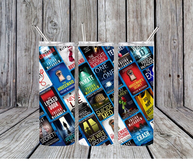Puede incluir: Tres vasos de acero inoxidable con fondo azul y un collage de portadas de libros con la autora Freida McFadden. Los t&iacute;tulos de los libros incluyen "The Housemaid", "The Locked Door", "The Inmate", "The Surrogate Mother", "One by One", "The Housemaid's Secret", "Do Not Disturb", "The Wife Upstairs", "Demand Matching", "Crash", "You Remember?", "Want to Know a Secret?", "The Perfect Son", "Suicide Med", "The Ex".