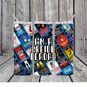 Puede incluir: Tres vasos de acero inoxidable con un dise&ntilde;o que presenta portadas de libros de la autora Freida McFadden. Los vasos tienen un fondo blanco con portadas de libros azules y negras. El texto en los vasos dice "I'm a Freida Reader".