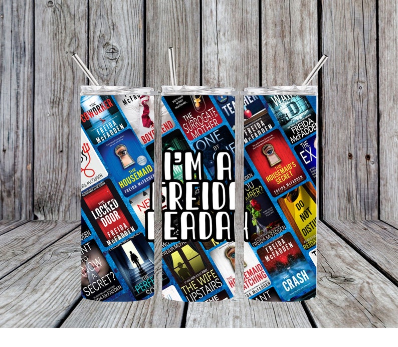 Puede incluir: Tres vasos de acero inoxidable con un dise&ntilde;o que presenta portadas de libros de la autora Freida McFadden. Los vasos tienen un fondo blanco con portadas de libros azules y negras. El texto en los vasos dice "I'm a Freida Reader".