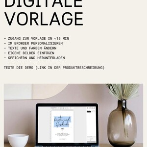 Puede incluir: Un ordenador port&aacute;til que muestra una plantilla digital para una tarjeta que dice "Karten und Geschenke" con un dise&ntilde;o azul y blanco. El port&aacute;til est&aacute; sobre una mesa de madera con un jarr&oacute;n de flores secas y un cuenco blanco.