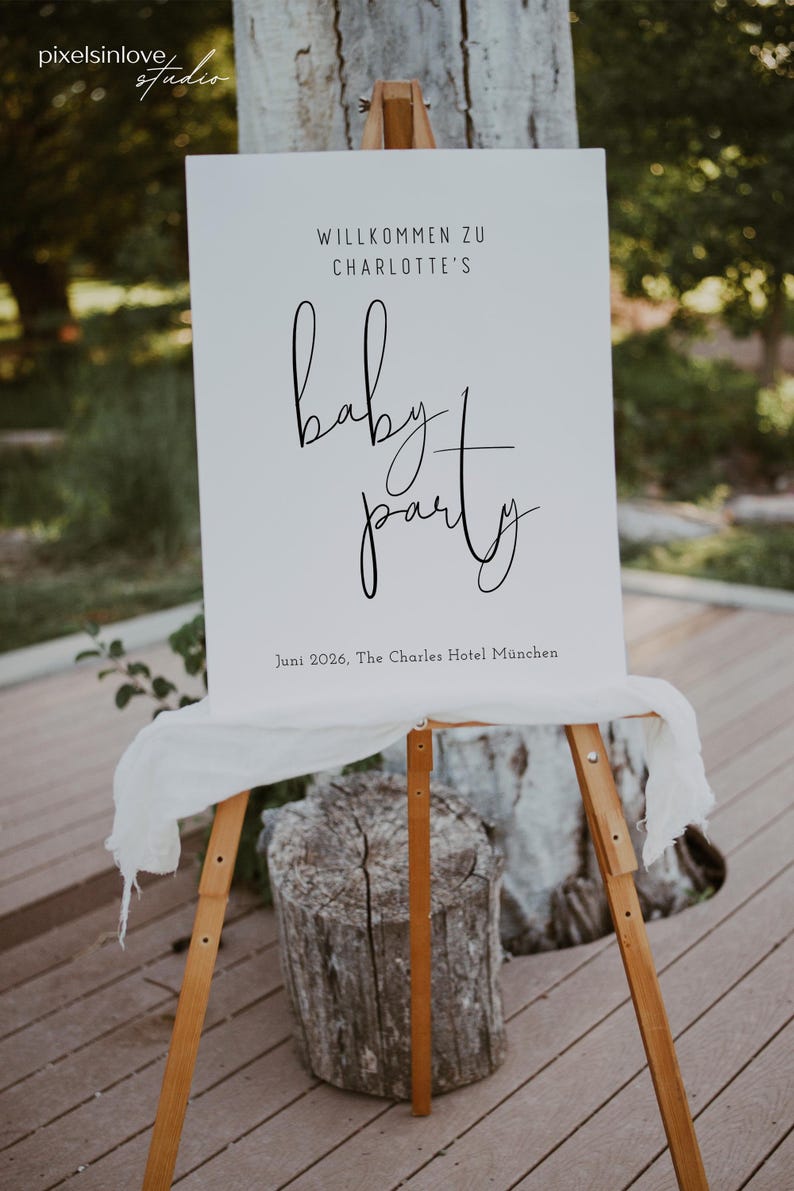 Puede incluir: Un cartel blanco con texto negro anunciando una fiesta de beb&eacute; para Charlotte. El cartel dice "Willkommen zu Charlotte's baby party" y "Juni 2026, The Charles Hotel M&uuml;nchen".