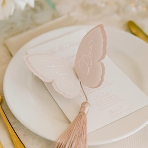 Anpassat fjärilsplaceringskort, bröllopsplaceringskort, guldfärgad kalligrafiplaceringskort, anpassat gästnamnskort, bröllopsnamnskort, bröllopsdekor