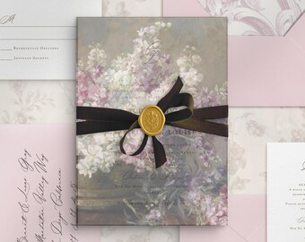 以下が含まれることがあります： 花柄の絵が描かれた中央のカードに、ダークブラウンのリボンと金のワックスシールが施された結婚式の招待状セット。淡いピンクの封筒、花柄の裏地、白い返信ハガキ、カリグラフィーが書かれた白い封筒が含まれています。