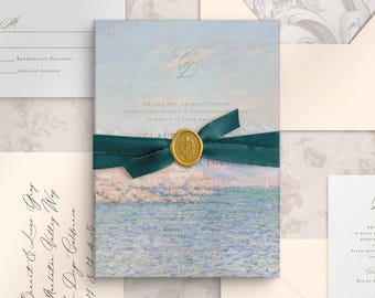 Può includere: Un set di partecipazioni di nozze con una carta centrale raffigurante un dipinto costiero impressionista, legato con un nastro verde acqua scuro e un sigillo di ceralacca dorato. Il set include buste color crema, una scheda RSVP e una busta.