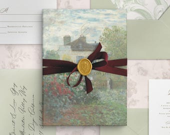 Può includere: Un set di partecipazioni di nozze con una carta centrale raffigurante un dipinto di giardino impressionista, legata con un nastro di velluto rosso scuro e un sigillo in ceralacca dorata. Include buste verde salvia e una carta RSVP bianca.