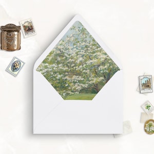 Peut inclure: Une enveloppe blanche avec une peinture d'arbre en fleurs à l'intérieur, entourée de timbres-poste vintage et d'une petite boîte aux lettres en bronze. Les timbres présentent divers motifs et couleurs, ajoutant une touche de nostalgie.