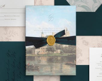 Può includere: Un set di partecipazioni di nozze con una carta centrale raffigurante un castello su un lago, avvolta da un nastro di velluto verde ottanio scuro con un sigillo in ceralacca dorato. Include buste verde ottanio e cartoncini di risposta bianchi.