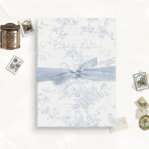Dusty Blue Rose Toile druckbare Pergament Overlay Hochzeitseinladungskarte, Hochzeitseinladungskarte, feine Kunst Pergament, französische Hochzeitspapeterie, Pergamentjacke