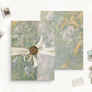 Puede incluir: Un juego de dos tarjetas de invitación en blanco con un patrón floral verde y blanco. Las tarjetas están atadas con una cinta blanca y un sello de cera.