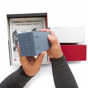 Organizador para juegos de guerra con bandejas apilables etiquetadas para contadores y bandeja para cartas, inserto para caja impreso en 3D y almacenamiento para juegos de mesa, regalo para aficionados a los juegos de guerra.