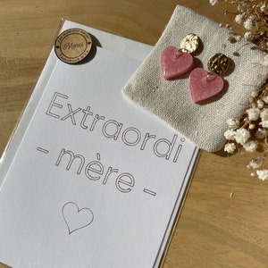 Boucles d'oreilles cœur et carte postale - fête des mères - extraordimère. Boucle d'oreille en résine.