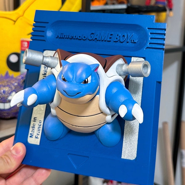 Cartouche Pokémon Bleue de Taille Géante avec Tortank (Blastoise) - Peinte à la main Création 3D Originale pour Collectionneurs de Pokémon