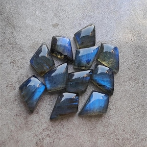 Pierres précieuses en forme de cerf-volant en labradorite naturelle de qualité supérieure, cabochon en gros calibré à dos plat toutes les tailles disponibles