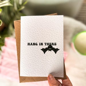 Carte mignonne de chauve-souris | Accrochez-vous | Guérir bientôt | Bonne chance | Assistance | Motivation | Jeu de mots amusant