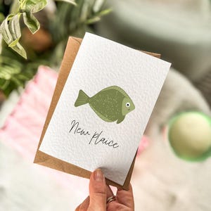 Nouvelle carte pour la maison | Pendaison de crémaillère | Jeu de mots drôle de poisson New Place | Carte de déménagement | Vivre sur la côte