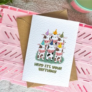 牛の誕生日カード | 群れよ、あなたの誕生日だ | 面白いしゃれ | かわいい牛のカード