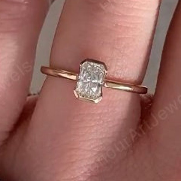 Radiant Cut Moissanite Ring Dames, Solitaire Verlovingsring, 14K Geel Gouden Ring, Radiant Cut Bruidsring, Half Bezel Set Diamond Ring