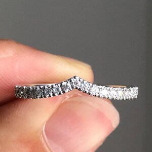 V-Form Diamant Ehering, Halbe Eternity Micro Pave Verlobungsring, Chevron Ring, Moissanit Ring, zierliche Ring, Stapelring, Geschenk für sie
