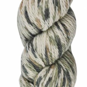 Peut inclure: Une pelote de laine dans un motif de camouflage avec des nuances de vert, de brun et de blanc.