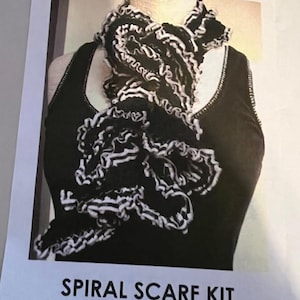 Pu&ograve; includere: Un kit per realizzare una sciarpa a spirale. Il kit contiene un gomitolo di ogni filato "BANDEL" e "LOVELY JEANS" e uno schema per la sciarpa.
