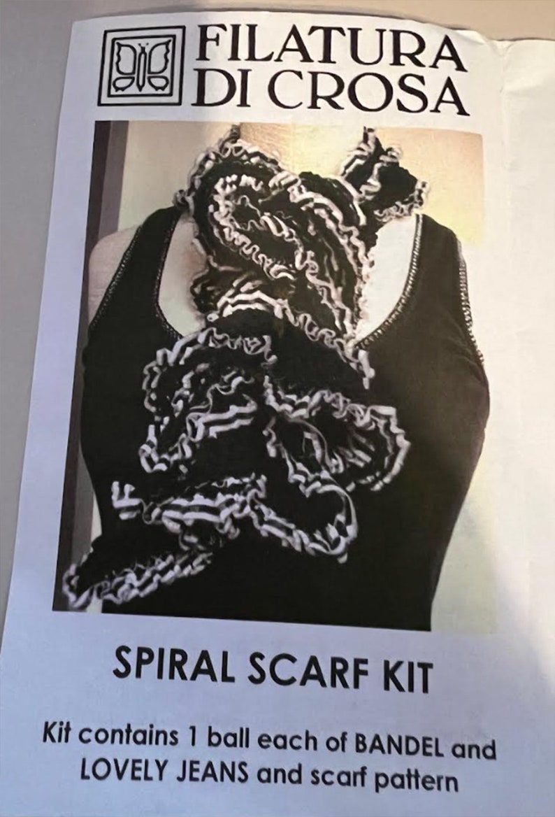 Pu&ograve; includere: Un kit per realizzare una sciarpa a spirale. Il kit contiene un gomitolo di ogni filato "BANDEL" e "LOVELY JEANS" e uno schema per la sciarpa.