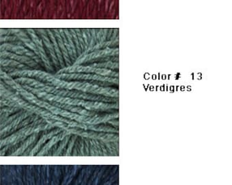 Puede incluir: Tres ovillos de hilo en diferentes colores: rojo cereza, verde y azul. El hilo es de peso medio y tiene una superficie ligeramente texturizada.