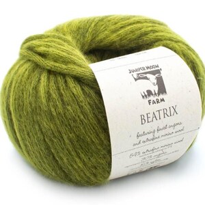 Peut inclure: Une pelote de laine verte étiquetée "Juniper Moon Farm Beatrix" contenant de l'angora fin et de la laine mérinos extra-fine. 548 citrafire laine mérinos.