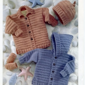Könnte beinhalten: Zwei gestrickte Babyjacken, eine in Braun und eine in Blau, mit passenden Mützen und Stiefeln. Die Jacken sind beide mit Knöpfen versehen und haben ein strukturiertes Strickmuster. Die Musternummer ist 3030 und die Größe beträgt 41 cm (16 Zoll).