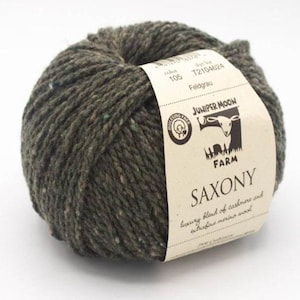 Peut inclure: Un écheveau de fil à tricoter Juniper Moon Farm Saxony, couleur Feldgrau (105). Le fil est un mélange de cachemire et de laine mérinos extrafine.