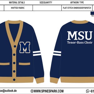 Op de afbeelding: Marineblau vest met oudgouden afwerking en witte strepen. Voorzien van de letter "M" en een wildcat-patch. De achterkant toont "MSU Tenor-Bass Choir". Gemaakt van gebreide stof.